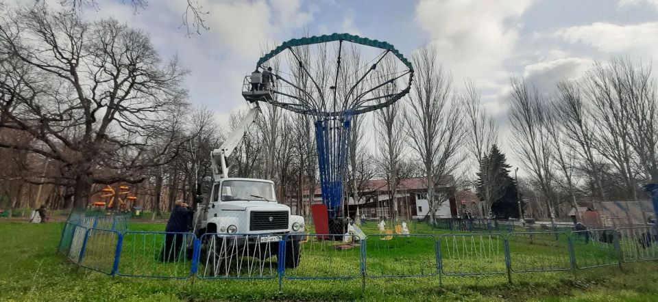 В Ровеньках готовят парк к весенне-летнему сезону: аттракционы проходят проверку В Ровеньках готовят парк к весенне-летнему сезону: аттракционы проходят проверку