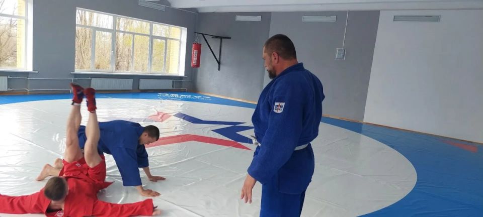 На базе ГБОУ ЛНР «Рубежанская СШ №2» депутат городского совета от партии «Единая Россия», координатор проектов «Выбор сильных» и «Детский спорт» Андрей Кузнецов провел встречу с учителями физической культуры г. Рубежное в... На базе ГБОУ ЛНР «Рубежанская СШ №2» депутат городского совета от партии «Единая Россия», координатор проектов «Выбор сильных» и «Детский спорт» Андрей Кузнецов провел встречу с учителями физической культуры г. Рубежное в...