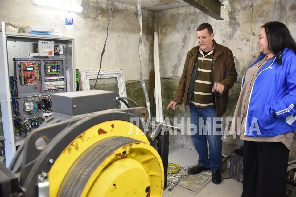 В Свердловске продолжаются работы по замене лифтового оборудования В Свердловске продолжаются работы по замене лифтового оборудования