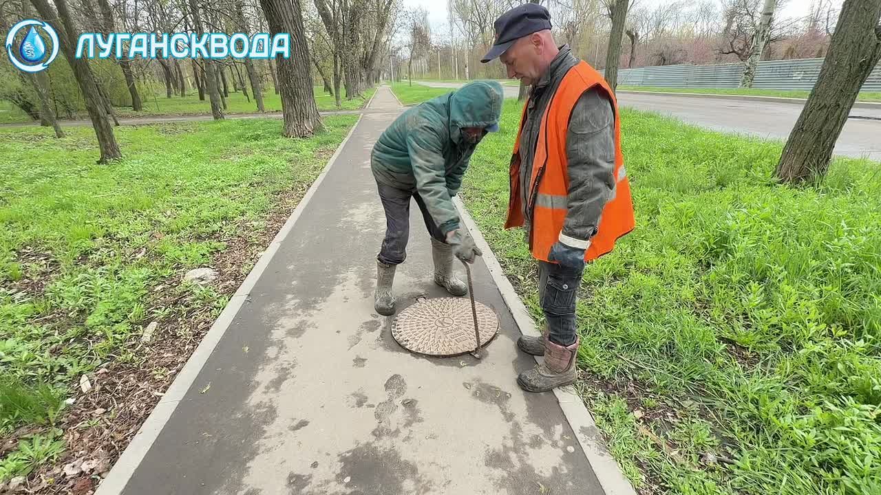 Специалисты «Луганскводы» ведут ежедневную борьбу с засорами на канализационных сетях Луганска