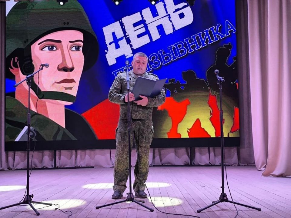 Служба Родине – дело чести: в Белокуракинском Доме культуры прошел праздничный концерт ко Дню призывника Служба Родине – дело чести: в Белокуракинском Доме культуры прошел праздничный концерт ко Дню призывника