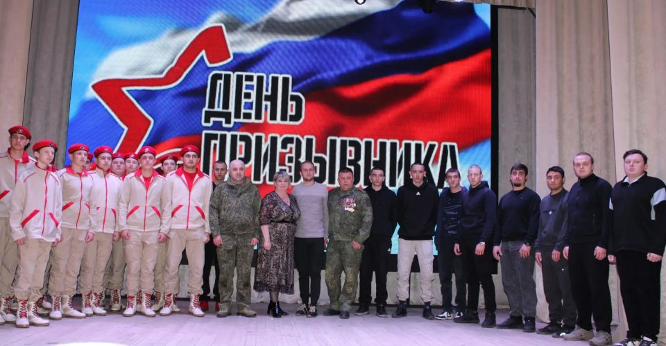 Служба Родине – дело чести: в Белокуракинском Доме культуры прошел праздничный концерт ко Дню призывника Служба Родине – дело чести: в Белокуракинском Доме культуры прошел праздничный концерт ко Дню призывника