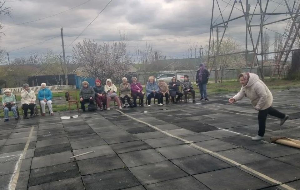 Жительницы уважаемого возраста приняли участие в турнире по городкам Жительницы уважаемого возраста приняли участие в турнире по городкам