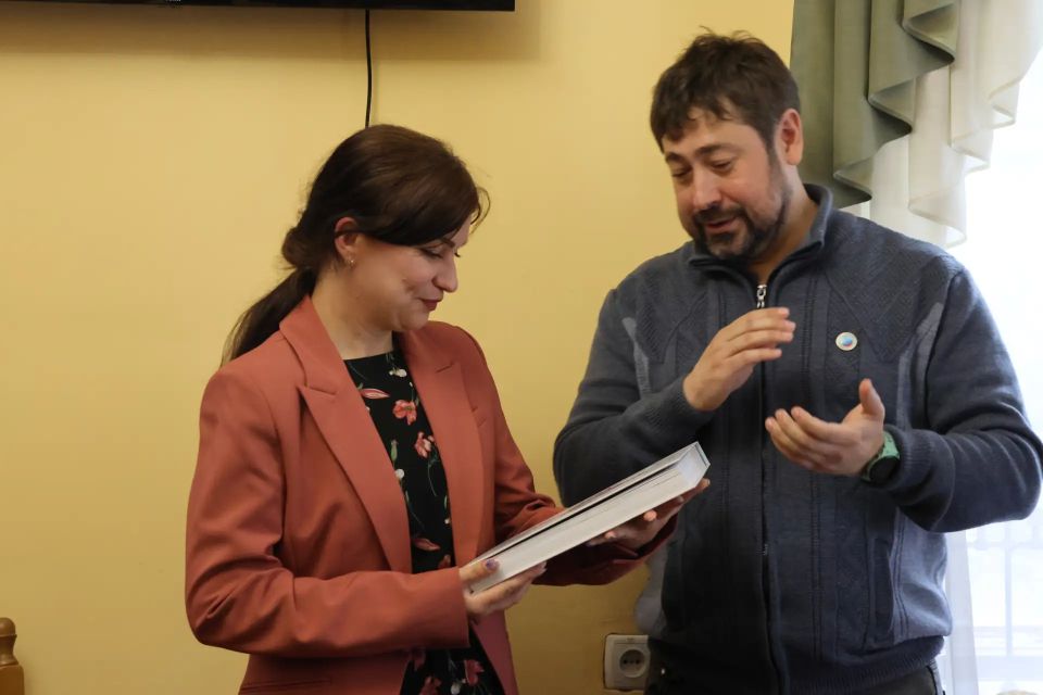 «Сказки Даля всей Россией»: в Луганске презентовали уникальную книгу «Две первинки внукам и правнукам» «Сказки Даля всей Россией»: в Луганске презентовали уникальную книгу «Две первинки внукам и правнукам»