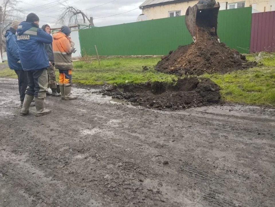 Сегодня в пгт Кленовый были устранены порывы водопровода по улицам Театральная (дом №20), Садовая, Торговая (в районе дома №39) Сегодня в пгт Кленовый были устранены порывы водопровода по улицам Театральная (дом №20), Садовая, Торговая (в районе дома №39)