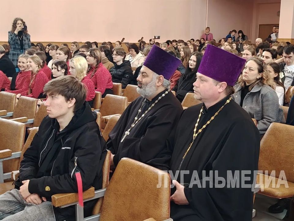 В Стаханове прошел молодежный фестиваль «Пасхальная симфония» В Стаханове прошел молодежный фестиваль «Пасхальная симфония»