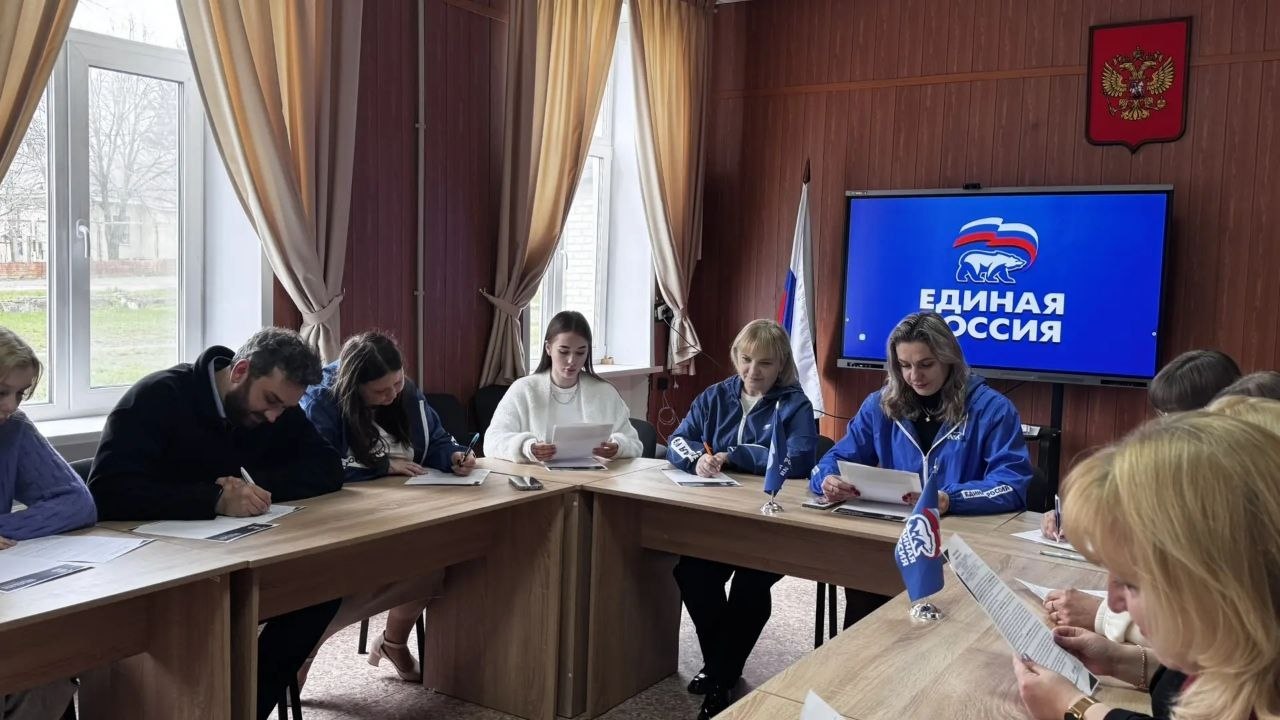 В Стаханове продолжается сбор предложений в Народную программу «Единой России» В Стаханове продолжается сбор предложений в Народную программу «Единой России»