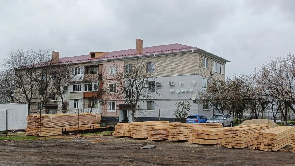 Партийный десант Единой России посетил объекты строительства шефского региона Алтайского края в поселке Родаково, где в рамках Народной программы ведутся работы по ремонту многоквартирных жилых домов на квартале Солнечный Партийный десант Единой России посетил объекты строительства шефского региона Алтайского края в поселке Родаково, где в рамках Народной программы ведутся работы по ремонту многоквартирных жилых домов на квартале Солнечный