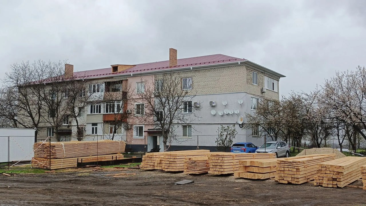 Партийный десант Единой России посетил объекты строительства шефского региона Алтайского края в поселке Родаково, где в рамках Народной программы ведутся работы по ремонту многоквартирных жилых домов на квартале Солнечный Партийный десант Единой России посетил объекты строительства шефского региона Алтайского края в поселке Родаково, где в рамках Народной программы ведутся работы по ремонту многоквартирных жилых домов на квартале Солнечный