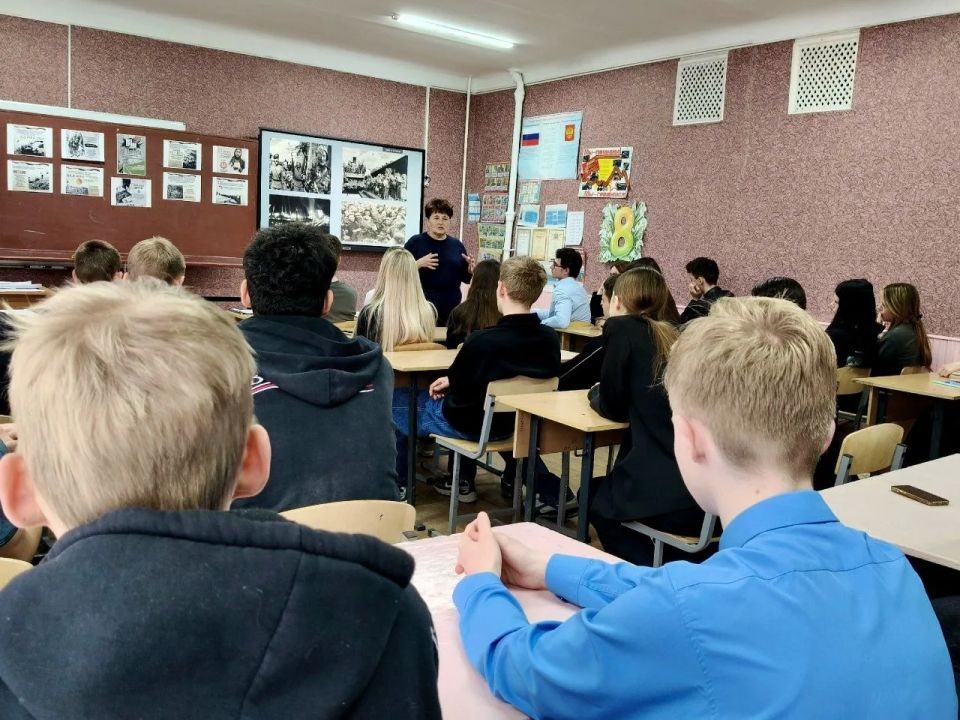В Лутугинской средней школе №2 проведён час памяти «Без срока давности» В Лутугинской средней школе №2 проведён час памяти «Без срока давности»