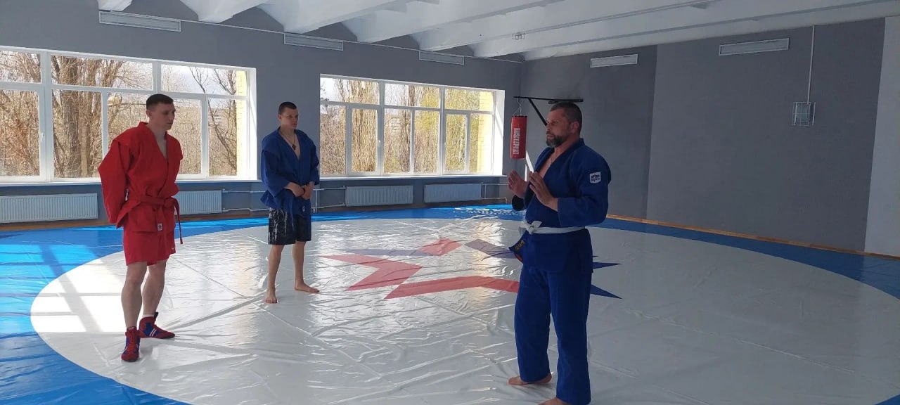 На базе ГБОУ ЛНР «Рубежанская СШ №2» депутат городского совета от партии «Единая Россия», координатор проектов «Выбор сильных» и «Детский спорт» Андрей Кузнецов провел встречу с учителями физической культуры г. Рубежное в... На базе ГБОУ ЛНР «Рубежанская СШ №2» депутат городского совета от партии «Единая Россия», координатор проектов «Выбор сильных» и «Детский спорт» Андрей Кузнецов провел встречу с учителями физической культуры г. Рубежное в...