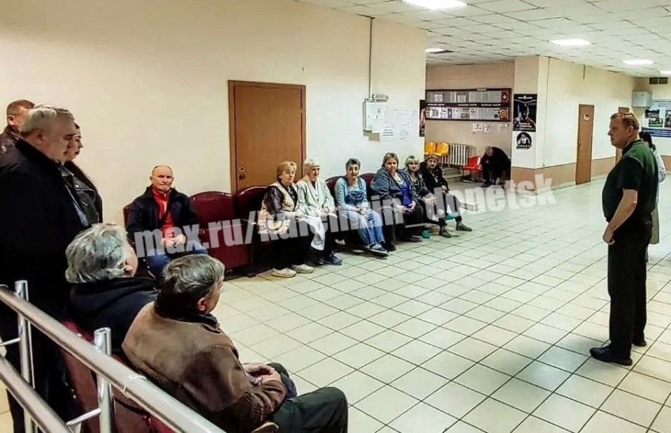 В Кировском районе состоялась встреча заместителя главы администрации г.о. Донецк с работниками спортивного комплекса «Кировец» В Кировском районе состоялась встреча заместителя главы администрации г.о. Донецк с работниками спортивного комплекса «Кировец»