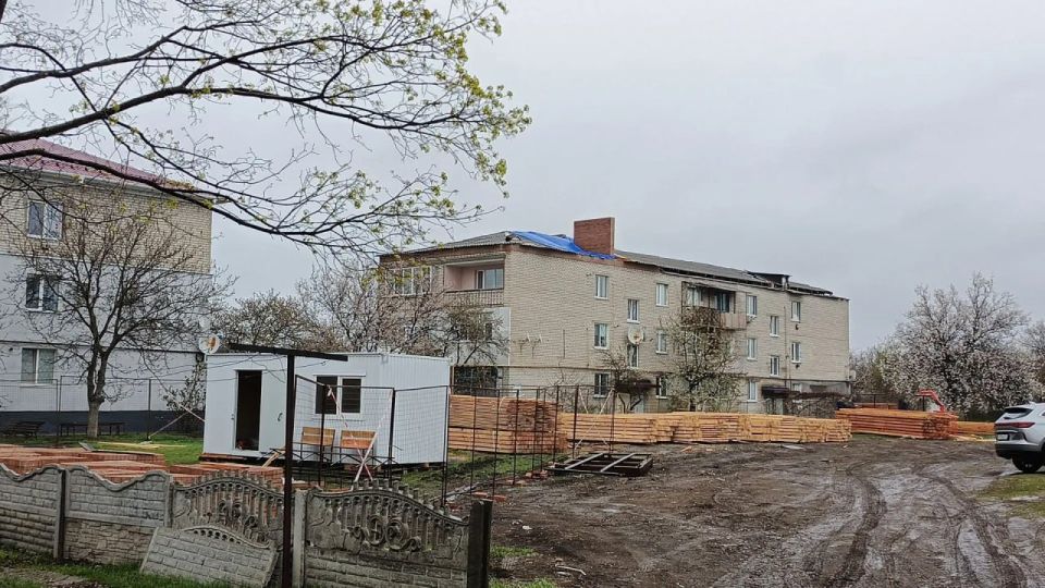 Партийный десант Единой России посетил объекты строительства шефского региона Алтайского края в поселке Родаково, где в рамках Народной программы ведутся работы по ремонту многоквартирных жилых домов на квартале Солнечный Партийный десант Единой России посетил объекты строительства шефского региона Алтайского края в поселке Родаково, где в рамках Народной программы ведутся работы по ремонту многоквартирных жилых домов на квартале Солнечный