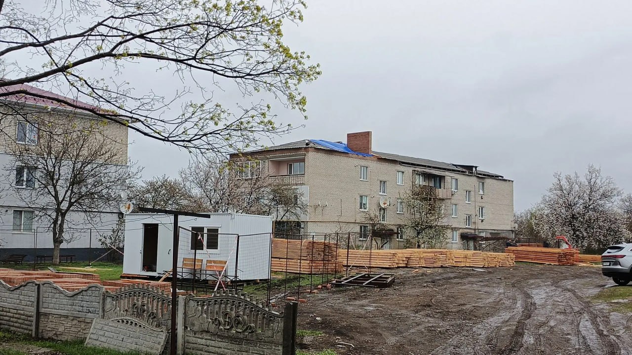 Партийный десант Единой России посетил объекты строительства шефского региона Алтайского края в поселке Родаково, где в рамках Народной программы ведутся работы по ремонту многоквартирных жилых домов на квартале Солнечный Партийный десант Единой России посетил объекты строительства шефского региона Алтайского края в поселке Родаково, где в рамках Народной программы ведутся работы по ремонту многоквартирных жилых домов на квартале Солнечный