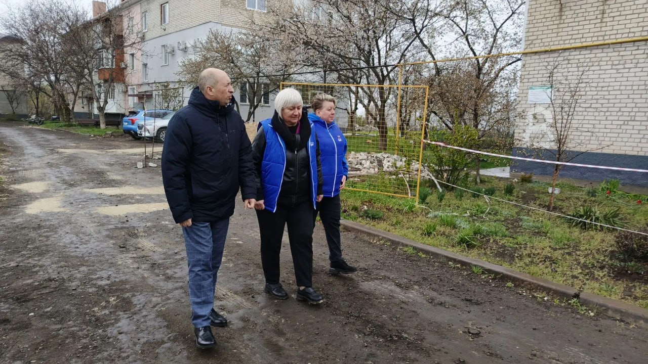 Партийный десант Единой России посетил объекты строительства шефского региона Алтайского края в поселке Родаково, где в рамках Народной программы ведутся работы по ремонту многоквартирных жилых домов на квартале Солнечный