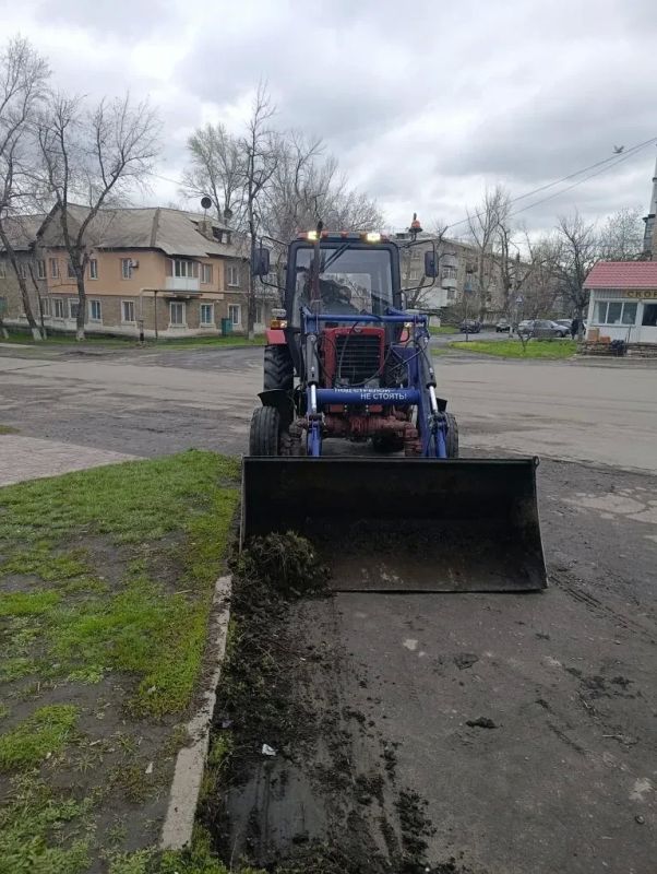 С целью обеспечения благоприятных условий для проживания населения в пгт Ясеновский продолжаются работы по благоустройству территории С целью обеспечения благоприятных условий для проживания населения в пгт Ясеновский продолжаются работы по благоустройству территории