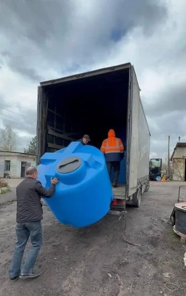 Калуга передала Первомайску ещё одну партию ёмкостей для воды Калуга передала Первомайску ещё одну партию ёмкостей для воды