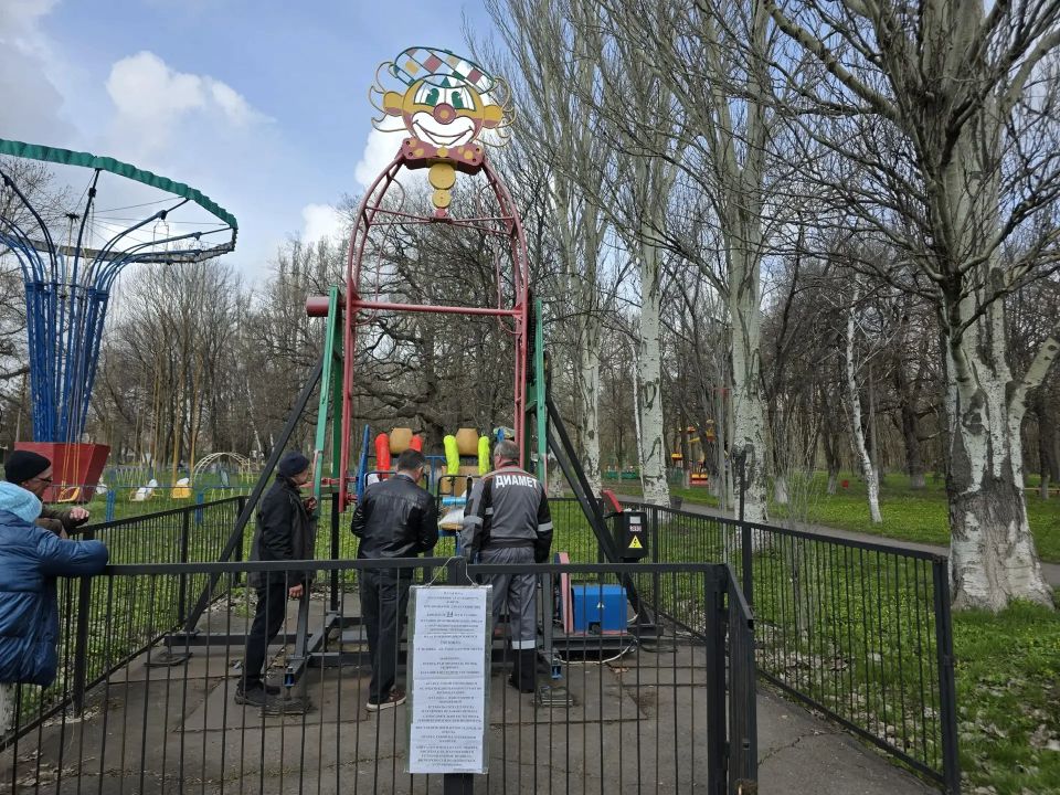 В Ровеньках готовят парк к весенне-летнему сезону: аттракционы проходят проверку В Ровеньках готовят парк к весенне-летнему сезону: аттракционы проходят проверку