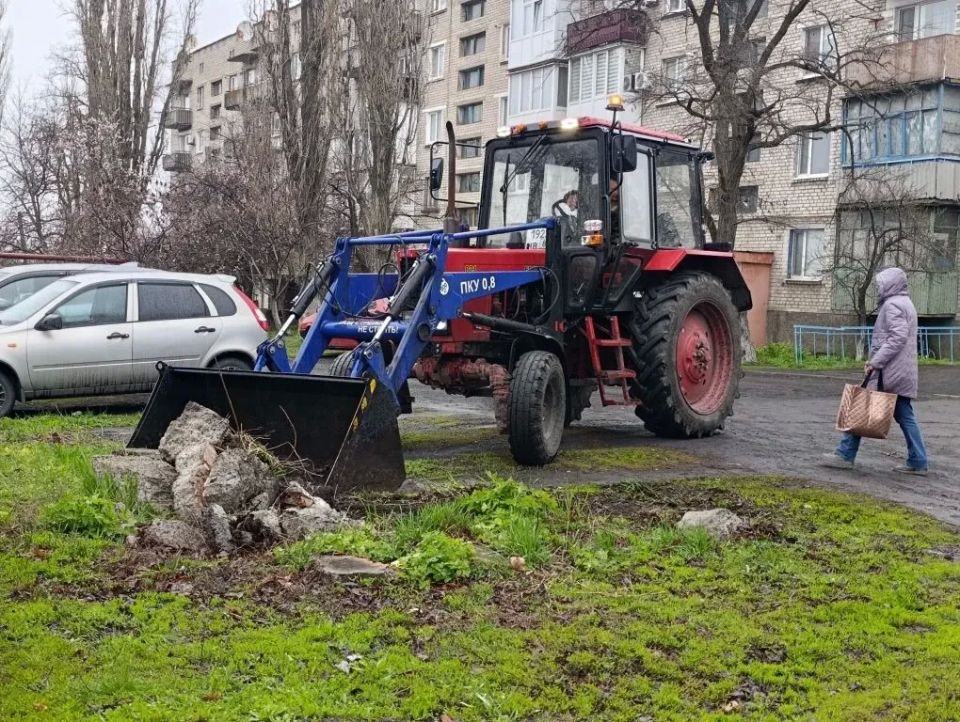С целью обеспечения благоприятных условий для проживания населения в пгт Ясеновский продолжаются работы по благоустройству территории С целью обеспечения благоприятных условий для проживания населения в пгт Ясеновский продолжаются работы по благоустройству территории