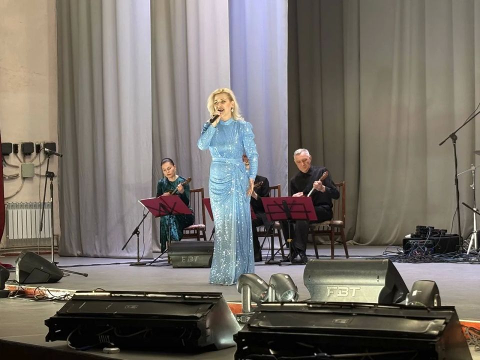Весна пришла в Володарск со сцены: Луганская филармония подарила зрителям море музыки и цветов Весна пришла в Володарск со сцены: Луганская филармония подарила зрителям море музыки и цветов