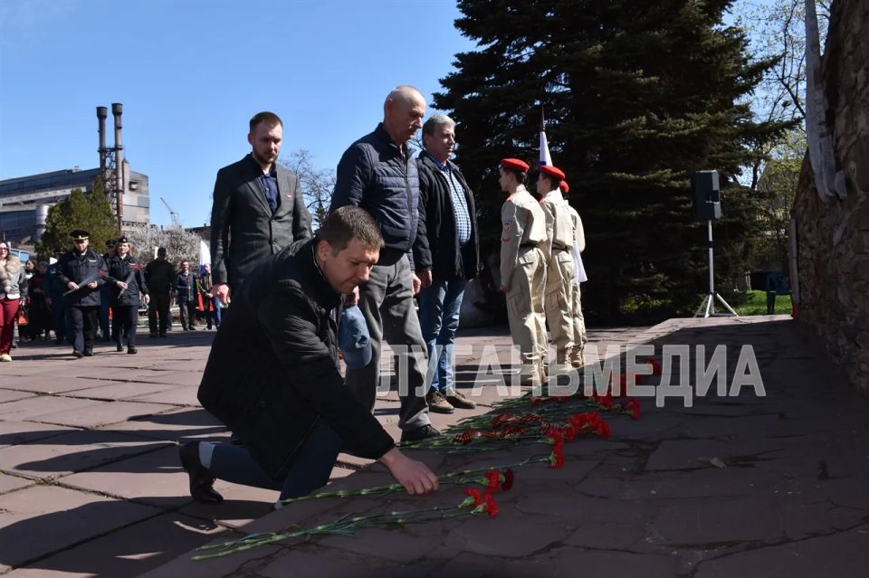 В преддверии Дня памяти жертв геноцида советского народа в Алчевске состоялось торжественное возложение цветов В преддверии Дня памяти жертв геноцида советского народа в Алчевске состоялось торжественное возложение цветов