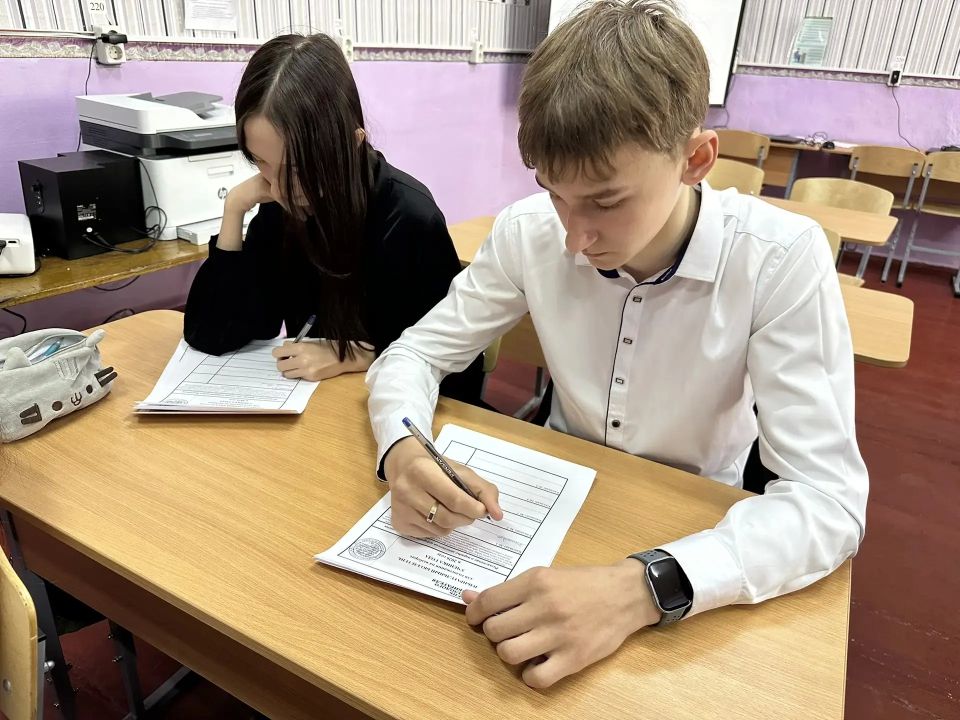 Председатель УИК Красного Луча провела информационный час для девятиклассников Председатель УИК Красного Луча провела информационный час для девятиклассников