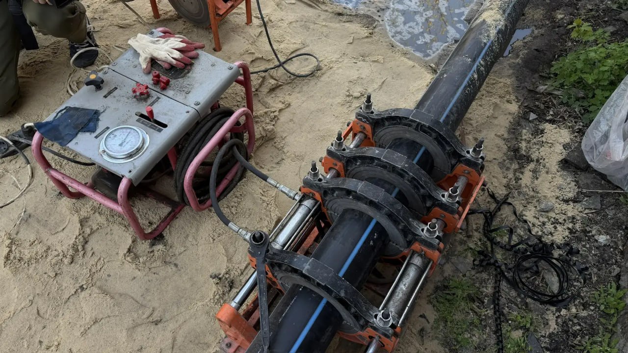 В Ирмино меняют 90-летний водовод, который износился полностью В Ирмино меняют 90-летний водовод, который износился полностью