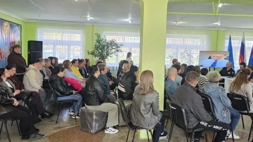 По поручению Главы Администрации городского округа город Ровеньки Андрея Рубанцова, на территории муниципального образования регулярно проводятся диалоги с населением по вопросам противопожарной, антитеррористической и... По поручению Главы Администрации городского округа город Ровеньки Андрея Рубанцова, на территории муниципального образования регулярно проводятся диалоги с населением по вопросам противопожарной, антитеррористической и...