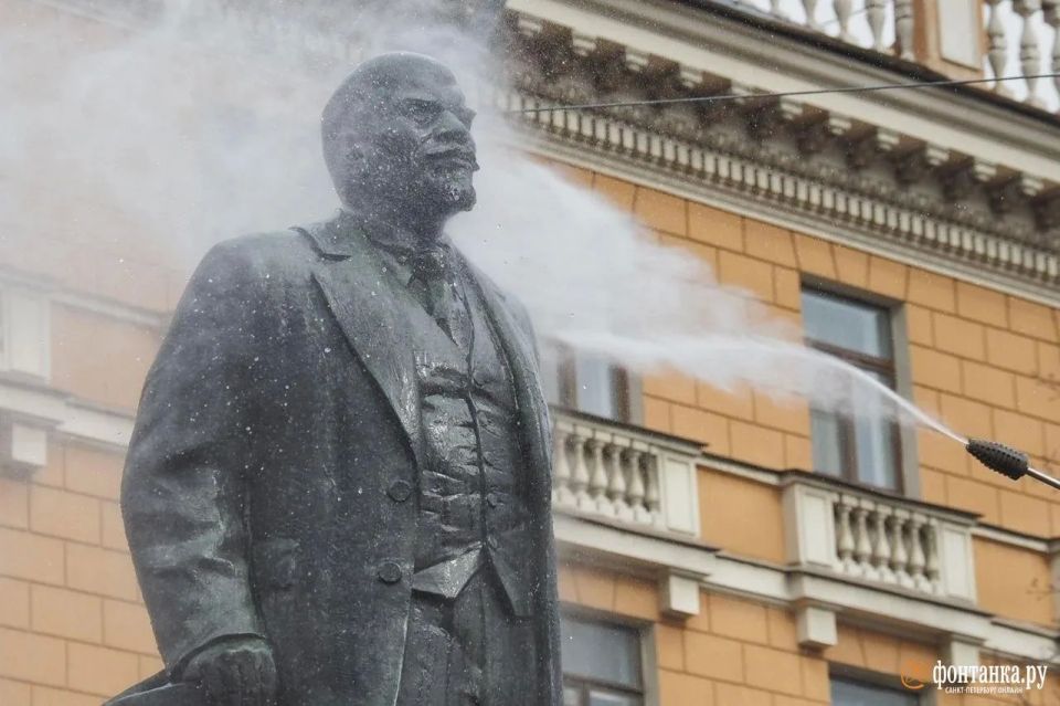 Лениных (и не только) начали умывать в Петербурге Лениных (и не только) начали умывать в Петербурге
