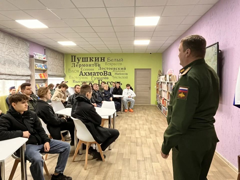В Стаханове провели встречу молодежи с представителем военкомата В Стаханове провели встречу молодежи с представителем военкомата