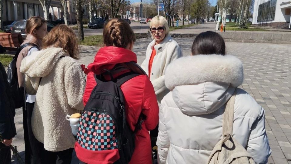 В Стаханове школьники прошли по маршруту памяти В Стаханове школьники прошли по маршруту памяти