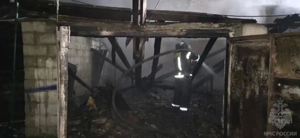 В Старобельске ночью загорелся гараж В Старобельске ночью загорелся гараж