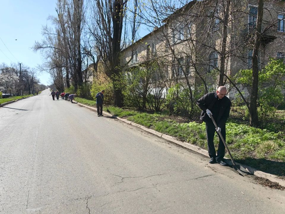 В пгт Комиссаровка прошел субботник «Чистый четверг» В пгт Комиссаровка прошел субботник «Чистый четверг»