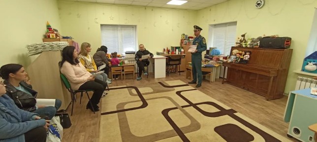 Безопасность превыше всего: Сотрудники МЧС провели важные беседы в центре «Возрождение»