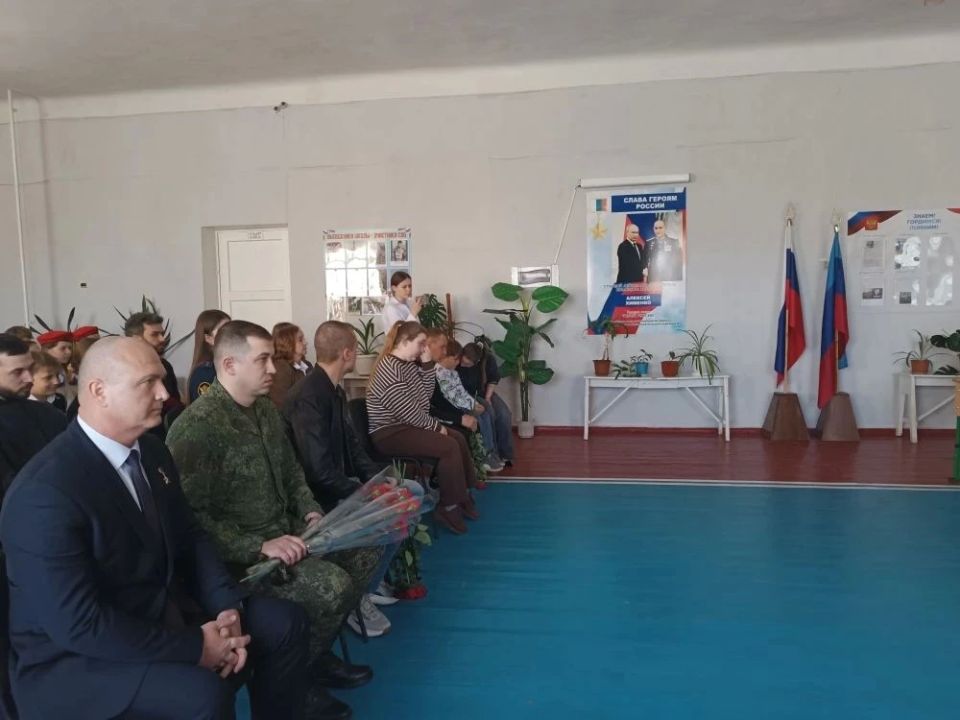 В Брянке открыли Парту Героя в честь участника СВО Андрея Жеглова В Брянке открыли Парту Героя в честь участника СВО Андрея Жеглова