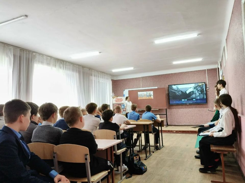 В Лутугинской средней школе №2 прошло мероприятие посвящено самым беззащитным жертвам геноцида — детям В Лутугинской средней школе №2 прошло мероприятие посвящено самым беззащитным жертвам геноцида — детям