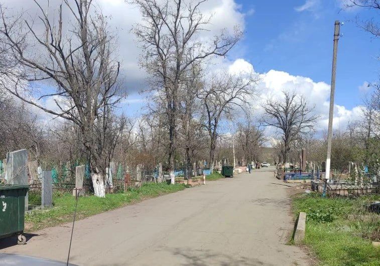 В преддверии поминальных дней сотрудники муниципальных предприятий Красного Луча провели работы по благоустройству на территории центрального городского кладбища В преддверии поминальных дней сотрудники муниципальных предприятий Красного Луча провели работы по благоустройству на территории центрального городского кладбища