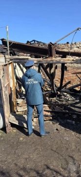 Спасатели МЧС России не допустили распространения огня на строения на ночном пожаре в Старобельске