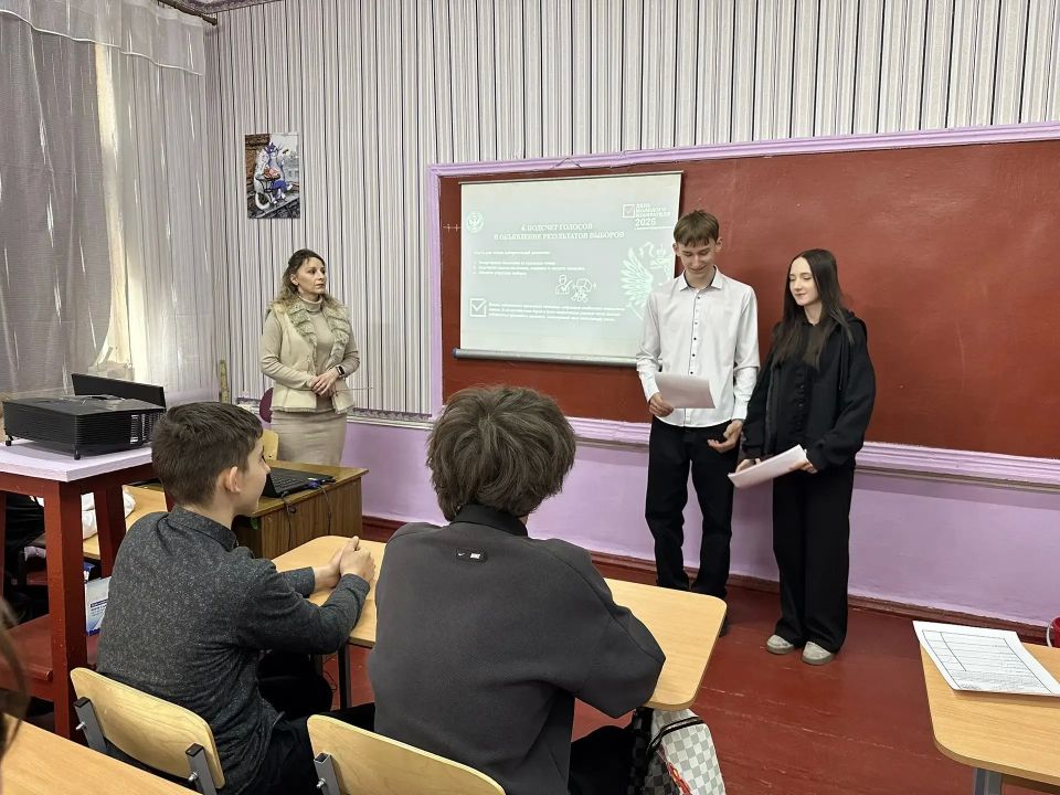 Председатель УИК Красного Луча провела информационный час для девятиклассников Председатель УИК Красного Луча провела информационный час для девятиклассников