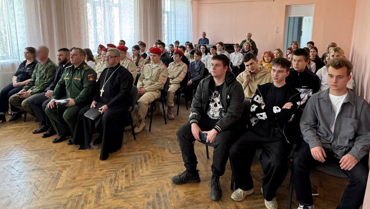 В Красном Луче торжественно проводили призывников на срочную службу В Красном Луче торжественно проводили призывников на срочную службу