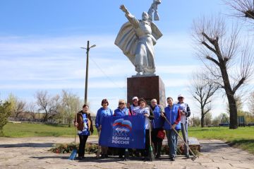 Единороссы Станицы Луганской провели субботник на территории сквера «Славы»