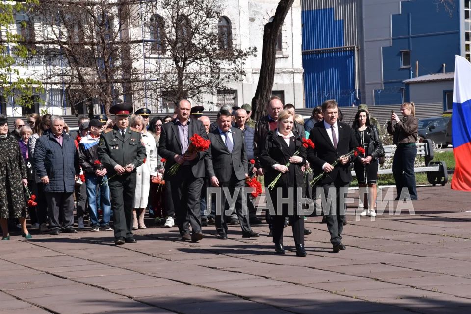 В преддверии Дня памяти жертв геноцида советского народа в Алчевске состоялось торжественное возложение цветов В преддверии Дня памяти жертв геноцида советского народа в Алчевске состоялось торжественное возложение цветов