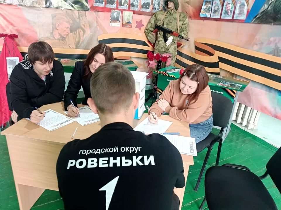 Андрей Рубанцов: Студенты Ровеньковского технико-экономического колледжа пишут «Письмо Победы» Андрей Рубанцов: Студенты Ровеньковского технико-экономического колледжа пишут «Письмо Победы»