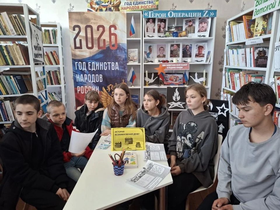 В центральной библиотеке им. Г. Сковороды юные читатели и их родители погрузились в мир финансов благодаря интерактивной беседе «Уроки тётушки Совы В центральной библиотеке им. Г. Сковороды юные читатели и их родители погрузились в мир финансов благодаря интерактивной беседе «Уроки тётушки Совы