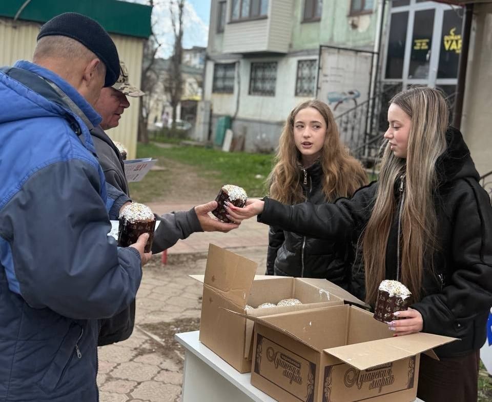 В канун Пасхи в одном из самых многолюдных районов города царило особое настроение, улыбки и оживление В канун Пасхи в одном из самых многолюдных районов города царило особое настроение, улыбки и оживление