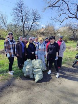 В пгт Чернухино прошел общепоселковый субботник "Чистый четверг"