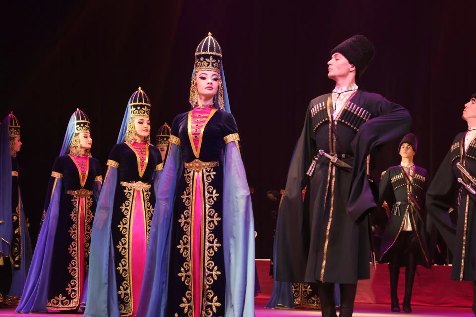 В Луганске с большим успехом прошла концертная программа «В вихре танца» Государственного театра танца Государственной филармонии Карачаево-Черкесской Республики В Луганске с большим успехом прошла концертная программа «В вихре танца» Государственного театра танца Государственной филармонии Карачаево-Черкесской Республики