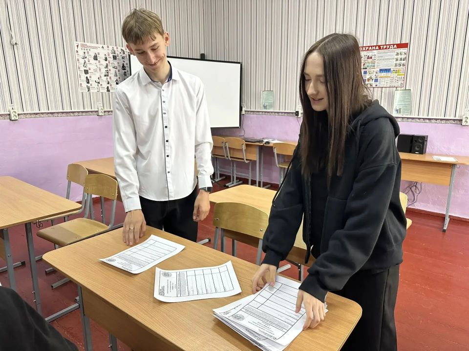 Председатель УИК Красного Луча провела информационный час для девятиклассников Председатель УИК Красного Луча провела информационный час для девятиклассников