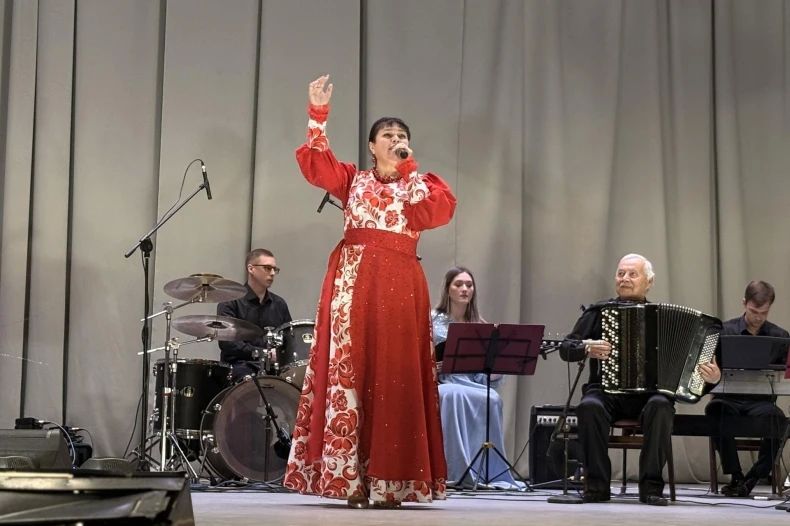 Весна пришла в Володарск со сцены: Луганская филармония подарила зрителям море музыки и цветов Весна пришла в Володарск со сцены: Луганская филармония подарила зрителям море музыки и цветов
