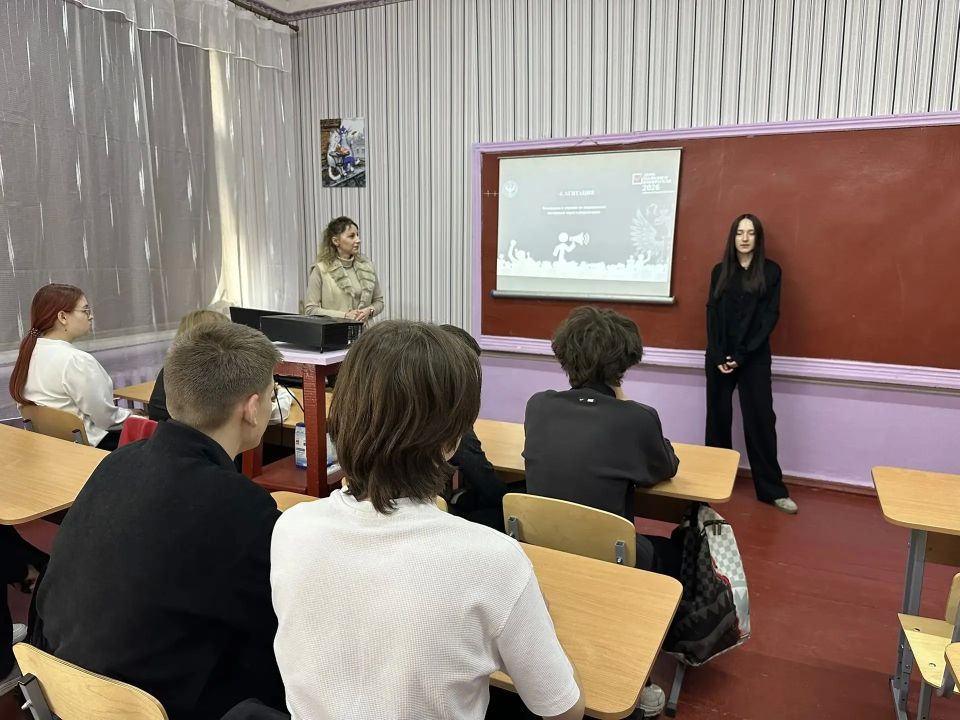 Председатель УИК Красного Луча провела информационный час для девятиклассников Председатель УИК Красного Луча провела информационный час для девятиклассников